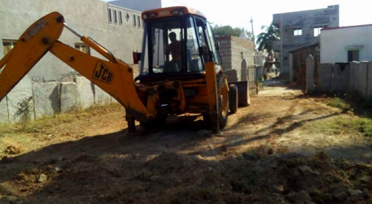 
インド：重機を入れて始まったトゥマトギリ村の教会建設現場